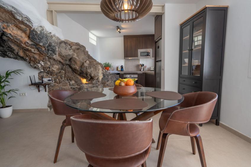 Spektakuläre Höhle mit zwei großen Terrassen am Meer - foto 37