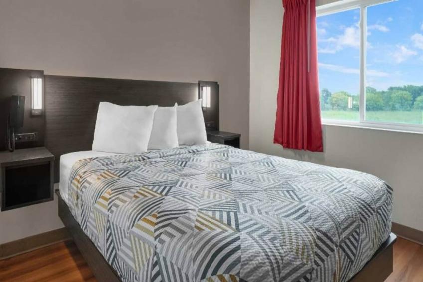 1 Queen Bed  Mobility Accessible Tub Micfridge Non-Smoking - foto 6