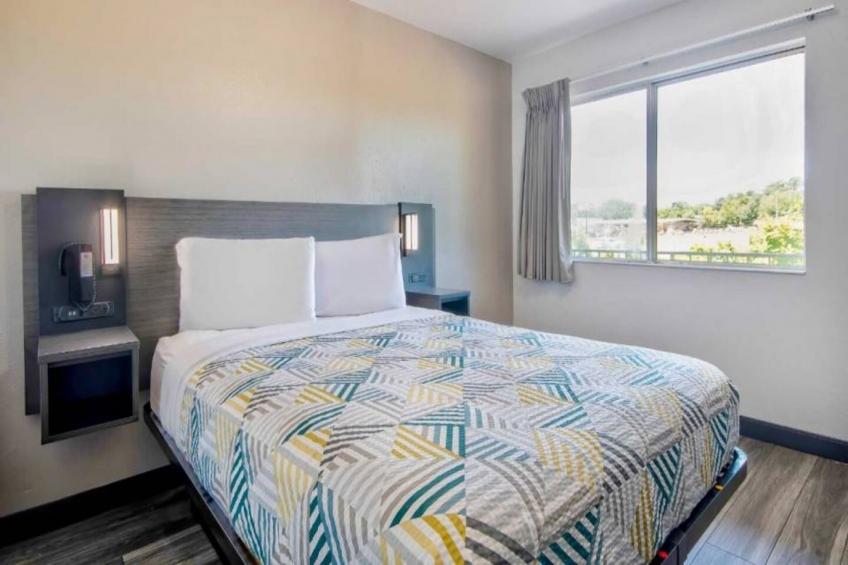 1 Queen Bed  Non-Smoking - foto 23