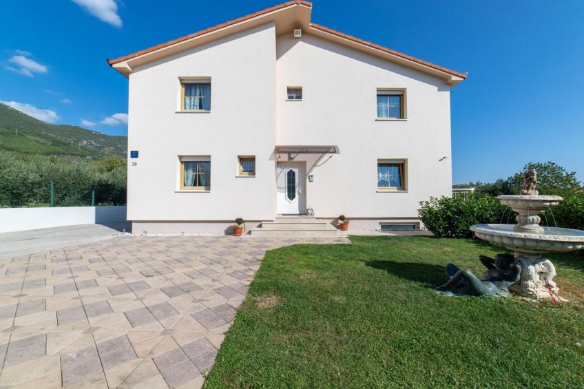 Spacious Holiday Home with Pool and Hot Tub in Kastel Stari - Four Bedroom Holiday Home with Pool - foto 17