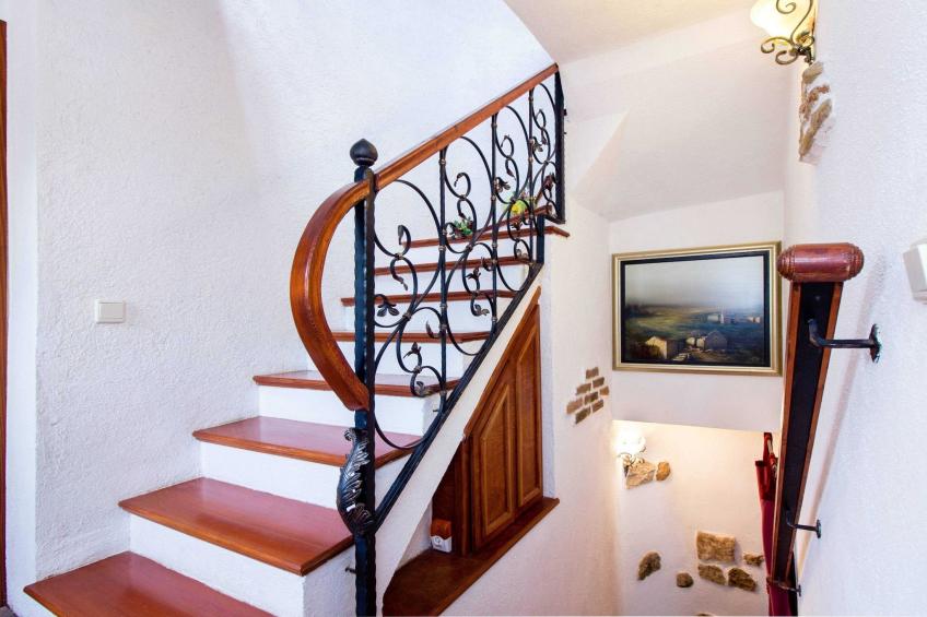 Authentic Dalmatian Hillside Escape with Pool, Sauna & BBQ - Seven Bedroom Holiday Home - foto 32