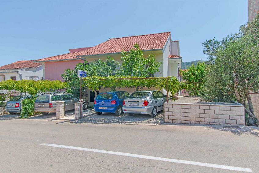 Holiday apartment with terrace and barbecue in Stari Grad - BF-P436R