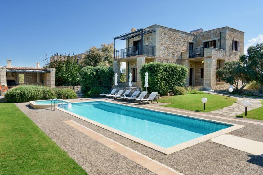 Villa aus Stein, privater Pool, BBQ 30m zum Strand