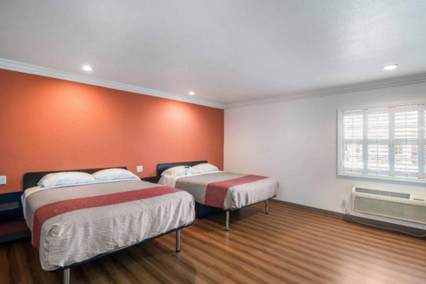 2 Queen Beds  Non-Smoking Micfridge - foto 8