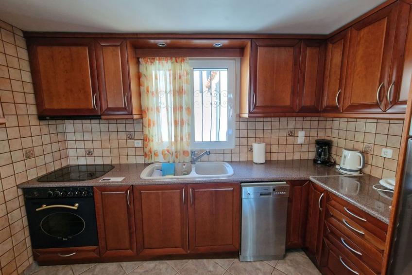 Vollständig umschlossene und großzügig angelegte dreistöckige Ferienvilla mit f - foto 16