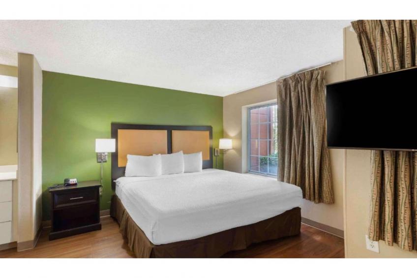 1 Queen Bed  Non-Smoking Kitchen - foto 12