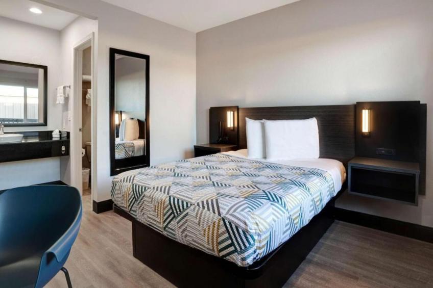 1 Queen Bed  ADA/RI Shower/Micfridge