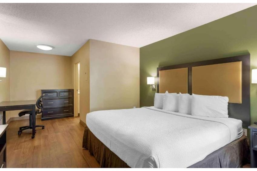 1 Queen Bed  ADA\/RI Shower\/Non-Smoking\/Kitchen - foto 38