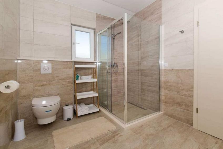 Peaceful Escape with Mountain Views, Heated Pool and Modern Amenities in Radošić - Four Bedroom Villa - foto 13