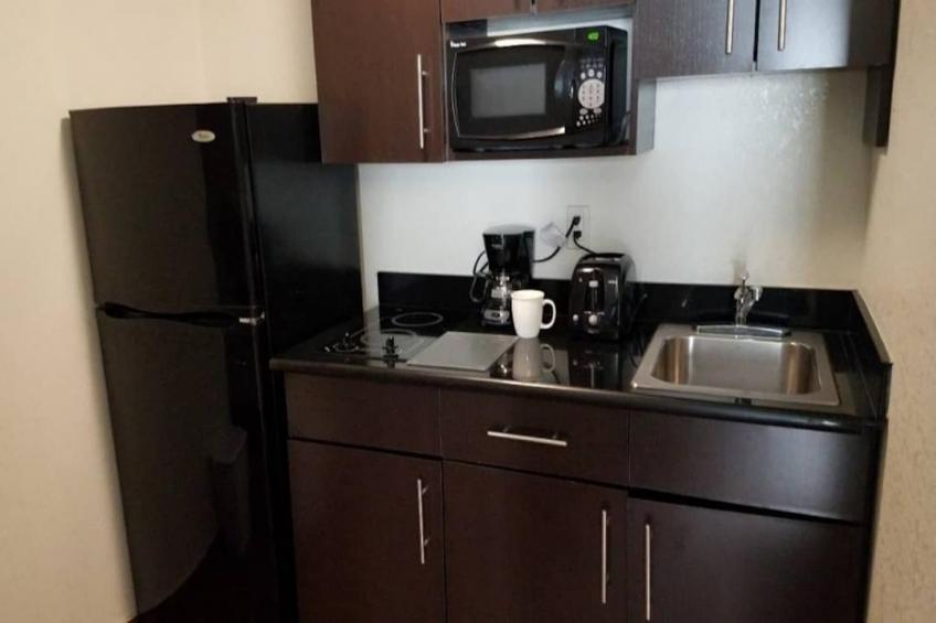 1 King Bed  Non-Smoking Kitchen - foto 22