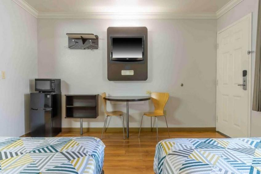 2 Full Beds  Non-Smoking Micfridge - foto 3