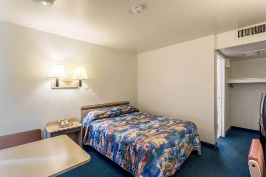 1 Queen Bed  Non-Smoking Micfridge - foto 19