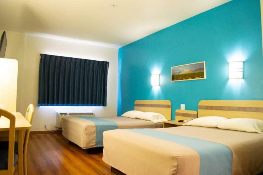 2 Queen Beds  Suite Non-Smoking Micfridge - foto 17