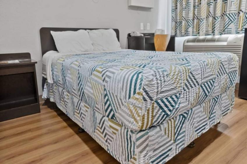 1 Full Bed  ADA/RI Shower/Mini Fridge - foto 18