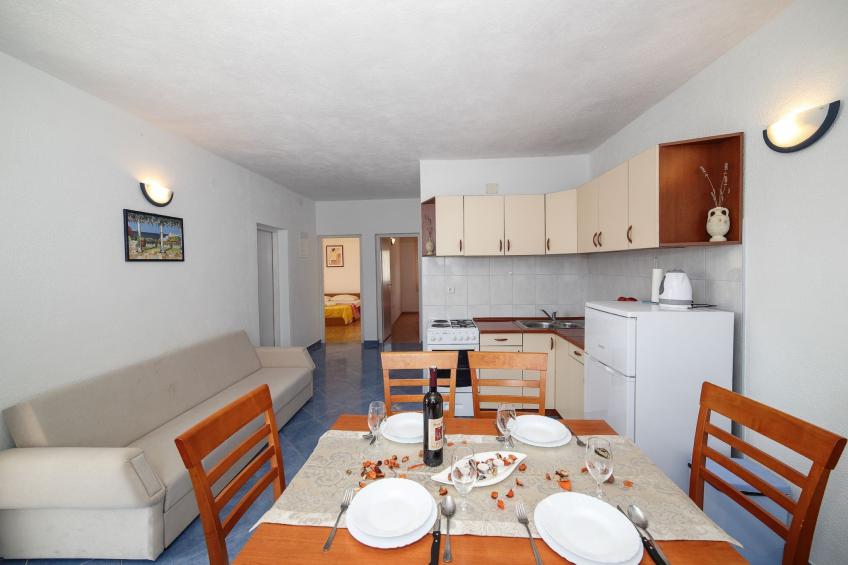 Cozy Beachfront Holiday Home Slatine - Five Bedroom Holiday Home with Terrace and Sea View - foto 4