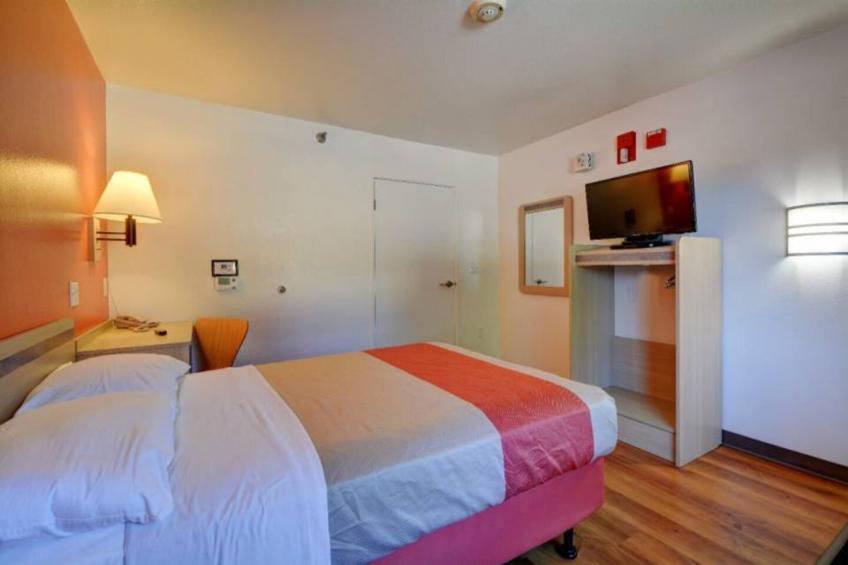 1 Queen Bed  Micfridge - foto 10