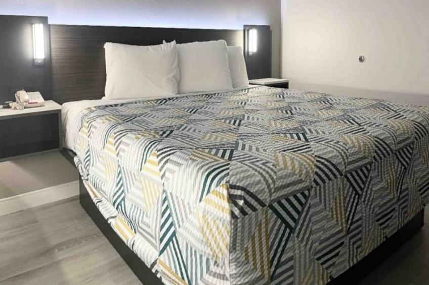 1 King Bed  ADA/RI Shower/Micfridge - foto 7