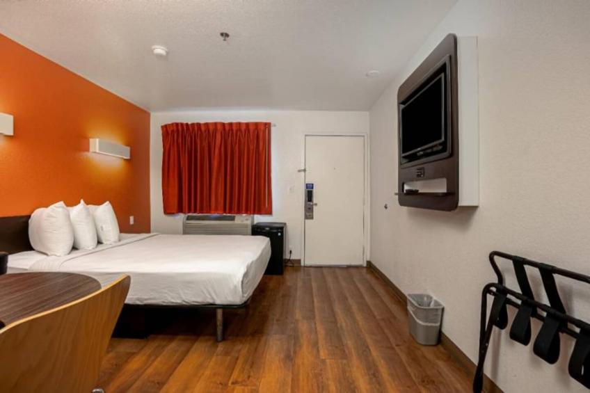 1 Queen Bed  Premium Mini Fridge - foto 5