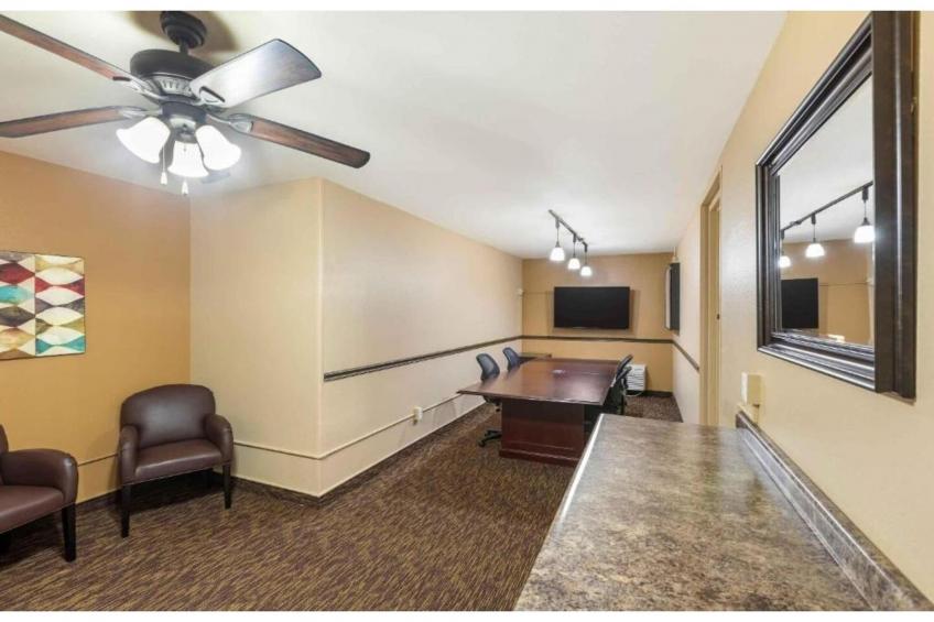 1 Queen Bed  Non-Smoking Kitchen - foto 21