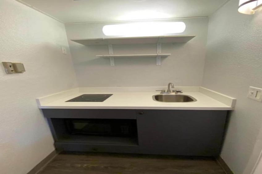 1 Full Bed  Suite Non-Smoking Kitchen - foto 3