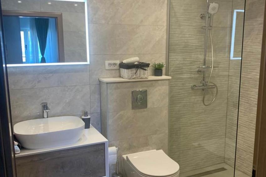 Mastrinka Bright Apartment with Free Parking and Modern Amenities - Two Bedroom Apartment - foto 6