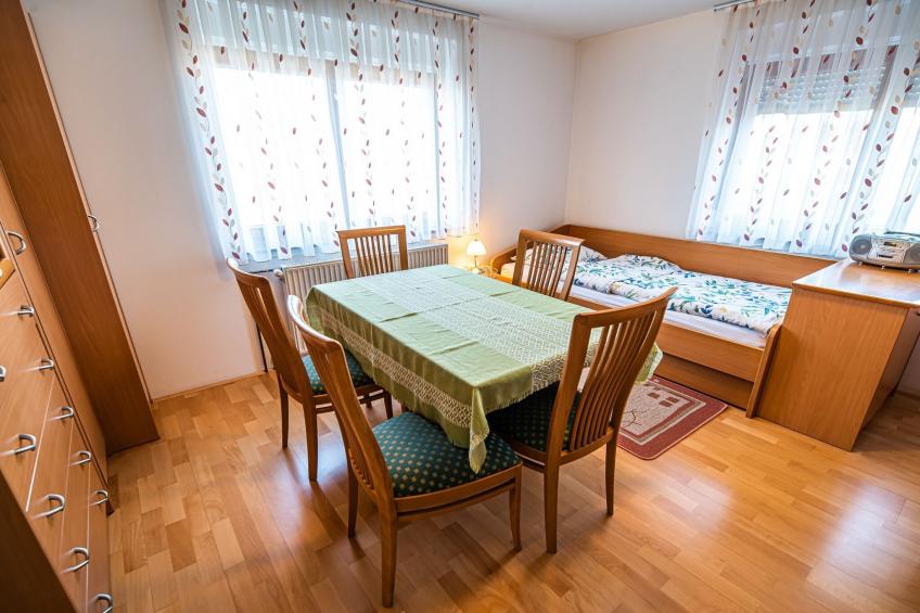 Relaxing Retreat with Hot Tub in Sevnica - Three Bedroom Apartment - foto 10