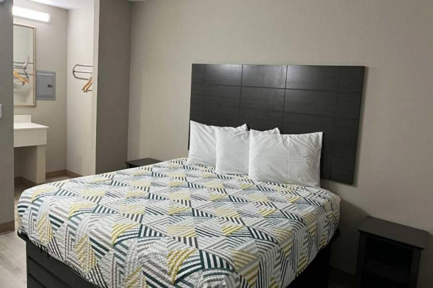 1 King Bed  Suite Non-Smoking Micfridge - foto 12
