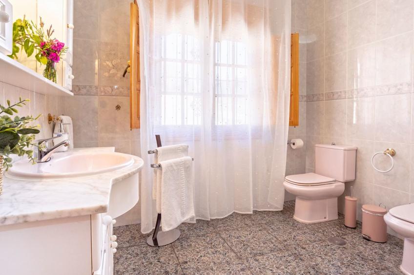 Familienhaus mit großzügigen Außenanlagen - foto 34