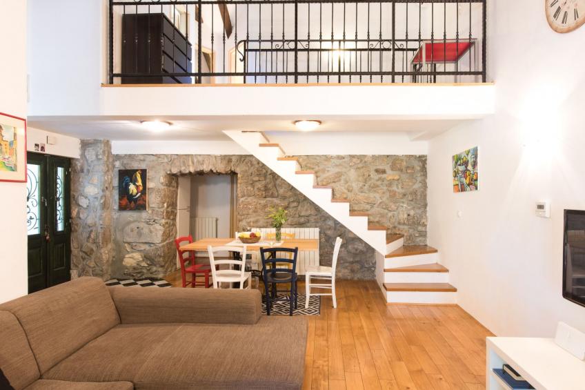 Haus mit modernem Interieur und einer alten Taverne