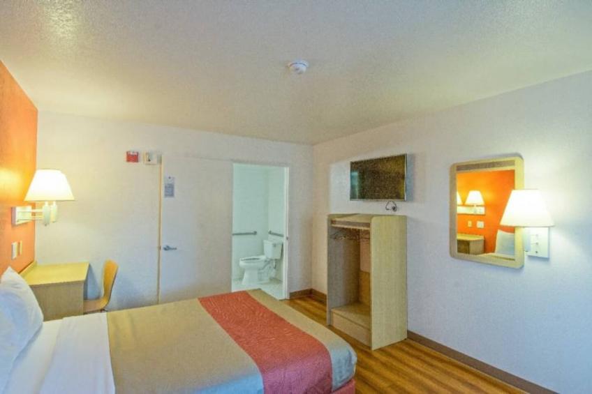 1 Queen Bed  Micfridge - foto 30