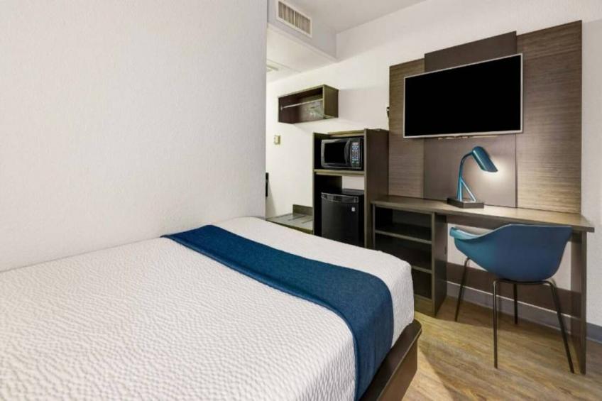 1 Queen Bed  Premium Micfridge - foto 33