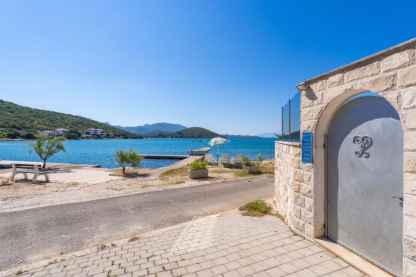 Beachfront Apartment house Hon with pool - foto 42