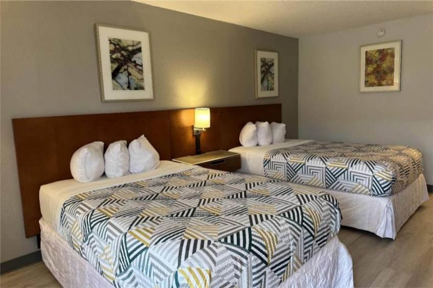 2 Queen Beds  Non-Smoking Micfridge - foto 21
