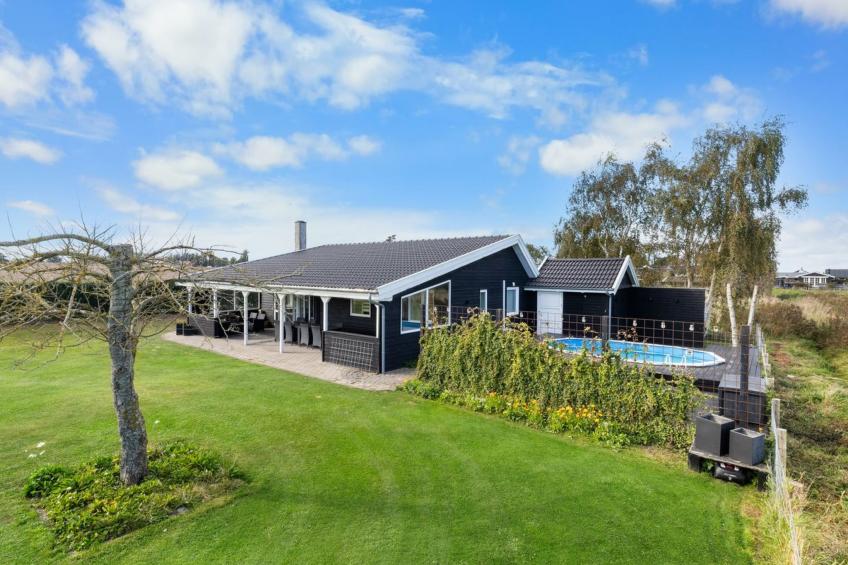 "Rolfkarl" - 250m from the sea