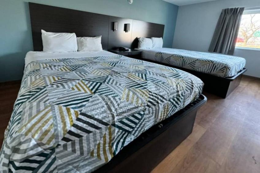 2 Queen Beds  Smoking Mini Fridge - foto 4