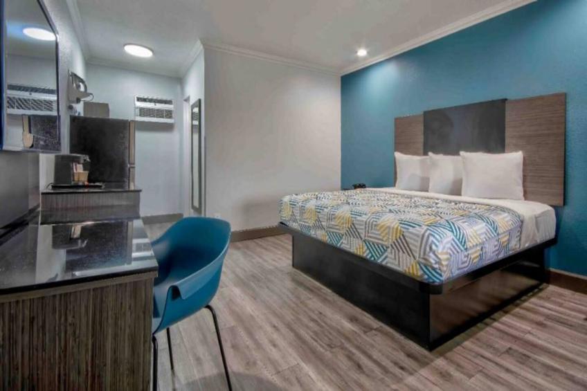 1 King Bed  Mobil Acc RI Shwr Suite Nsmk
