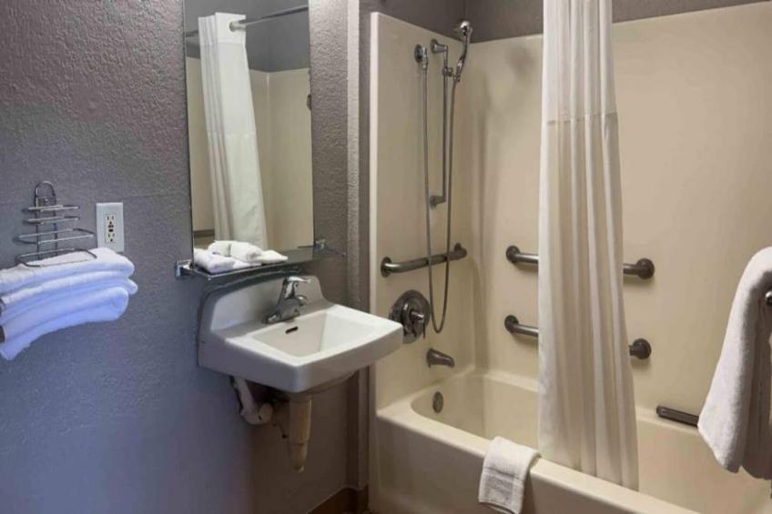 1 Full Bed  ADA/Tub/Mini Fridge - foto 11