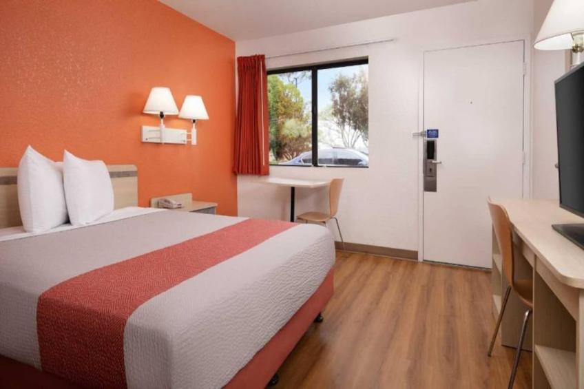 1 Queen Bed  ADA/RI Shower - foto 12