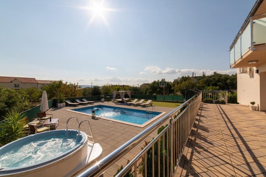 Spacious Holiday Home with Pool and Hot Tub in Kastel Stari - Four Bedroom Holiday Home with Pool - foto 28