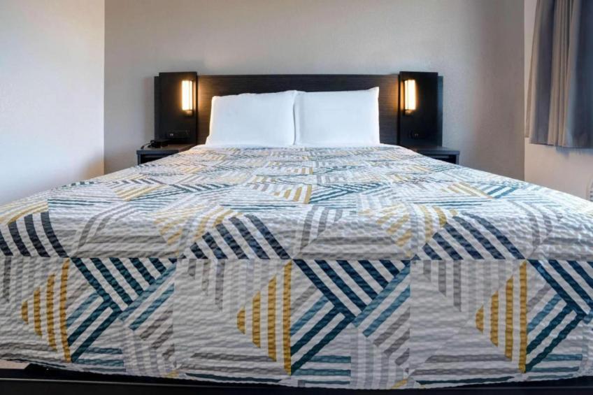 1 Queen Bed  ADA/RI Shower/Micfridge - foto 6