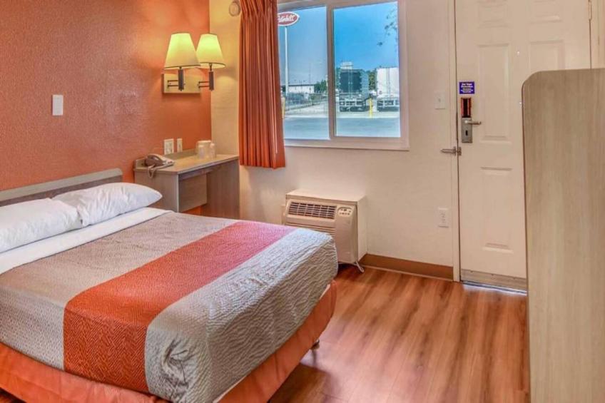 1 Full Bed  ADA/RI Shower - foto 7