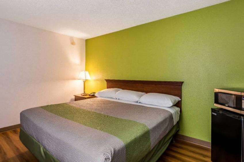 1 King Bed  Non-Smoking Micfridge - foto 11