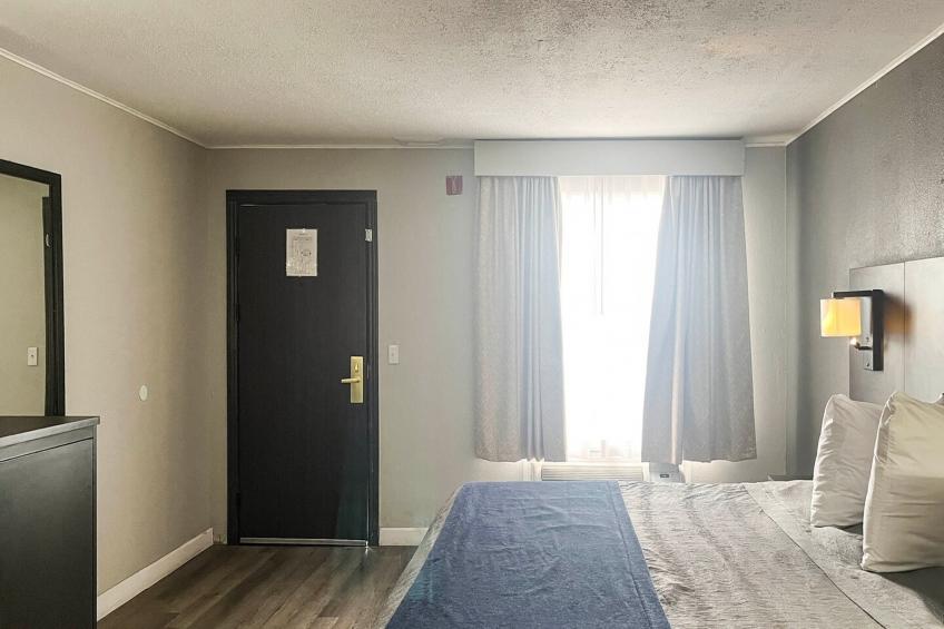 1 Queen Bed | Non-Smoking, Micfridge - foto 8