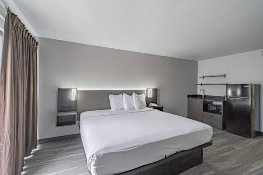 1 King Bed  Non-Smoking Kitchen - foto 23