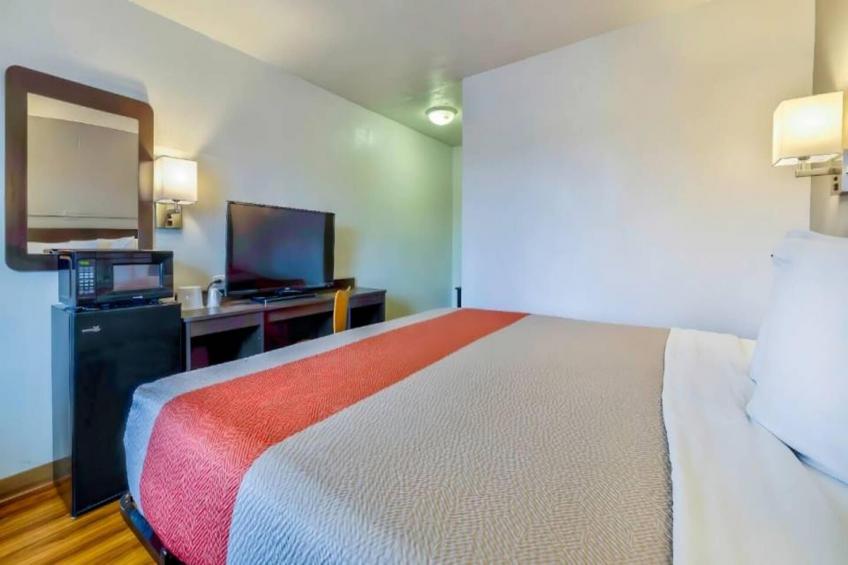 1 Queen Bed  ADA/RI Shower - foto 13