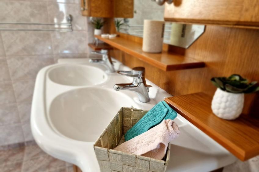 Vollständig umschlossene und großzügig angelegte dreistöckige Ferienvilla mit f - foto 27