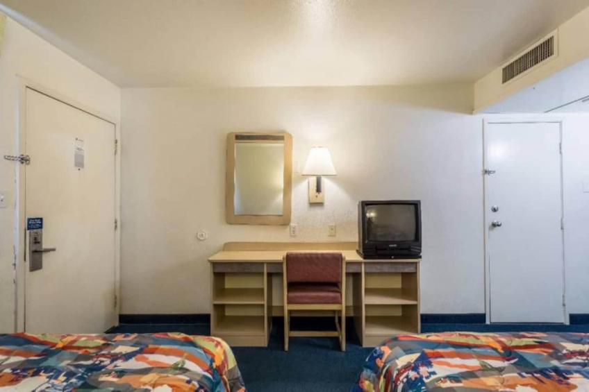 2 Full Beds  Non-Smoking Micfridge - foto 12