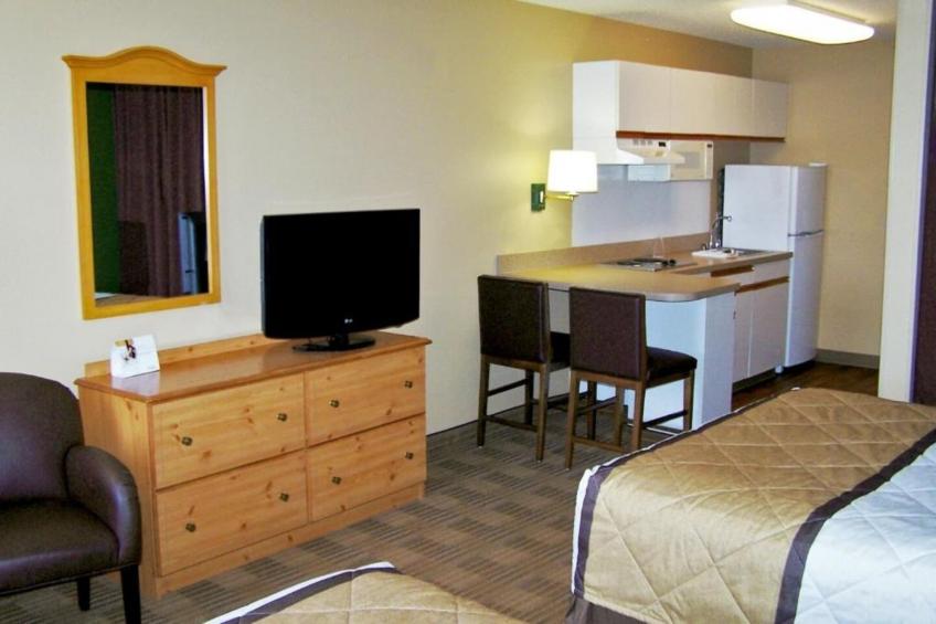 1 Queen Bed  Non-Smoking Kitchen - foto 20