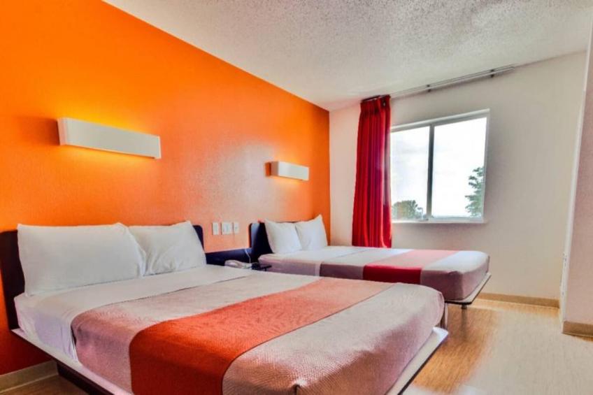 1 Full Bed  ADA/RI Shower - foto 5