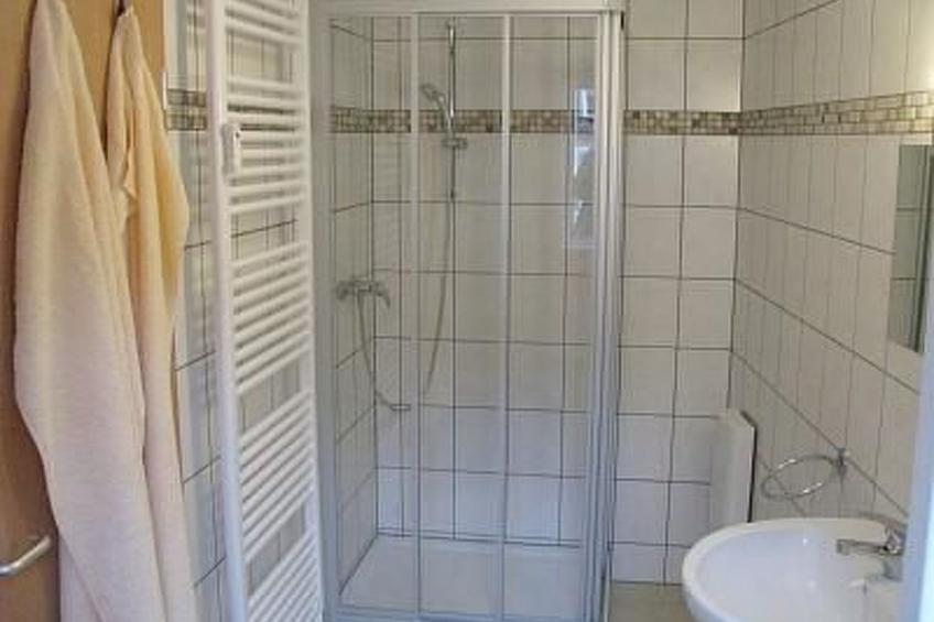 Moderne Wohnung mit Terrasse in zentraler Lage - foto 7